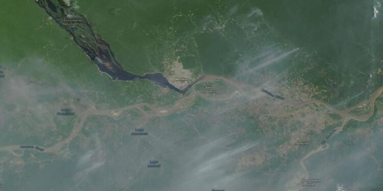 Imagens de satélite mostram Manaus encoberta por fumaça