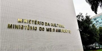 Governo Federal anuncia seis aeronaves e 290 brigadistas para combater incêndios no AM