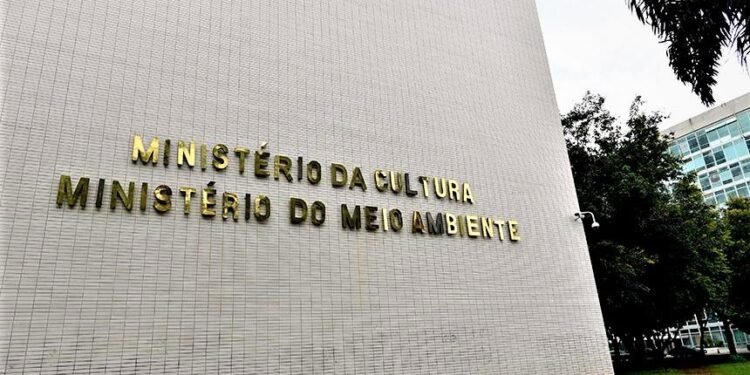 Governo Federal anuncia seis aeronaves e 290 brigadistas para combater incêndios no AM