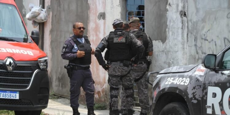 Criança mantida refém é resgatada e pai é preso após negociação em Manaus