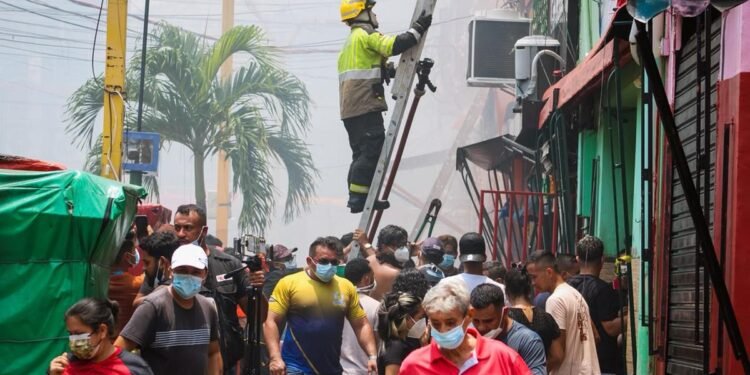 Bombeiros controlam incêndio em restaurante no Centro de Manaus e atuam para apagar chamas