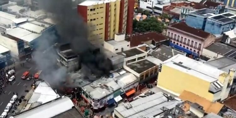 Incêndio atinge complexo de lojas no Centro de Manaus
