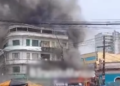 Fogo começa em restaurante e se espalha para prédio no Centro de Manaus; área é evacuada