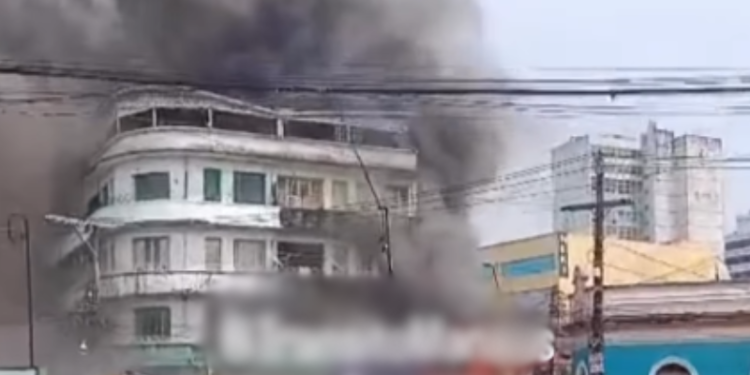 Fogo começa em restaurante e se espalha para prédio no Centro de Manaus; área é evacuada