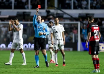 Jorginho diz que Anderson Daronco “fez o pior cenário possível” em expulsão