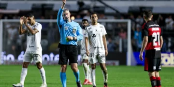 Jorginho diz que Anderson Daronco “fez o pior cenário possível” em expulsão