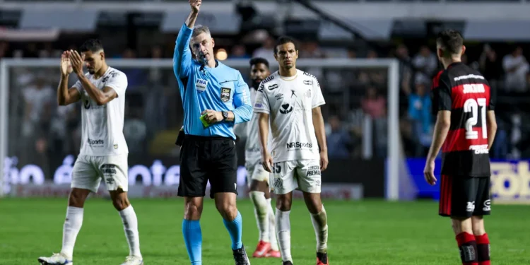 Jorginho diz que Anderson Daronco “fez o pior cenário possível” em expulsão