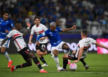 São Paulo repete erros, perde para Cruzeiro e não mostra perspectiva de melhora no Brasileirão