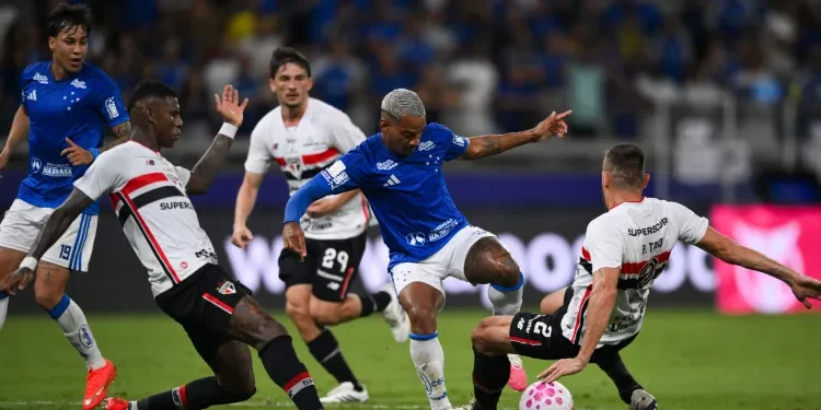 São Paulo repete erros, perde para Cruzeiro e não mostra perspectiva de melhora no Brasileirão