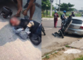Motocicleta fica presa à traseira de carro após acidente na zona leste