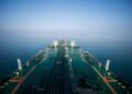 Irã atinge 7 navios e ameaça EUA no Oriente, enquanto Rússia ataca refinaria da Ucrânia