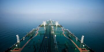 Irã atinge 7 navios e ameaça EUA no Oriente, enquanto Rússia ataca refinaria da Ucrânia