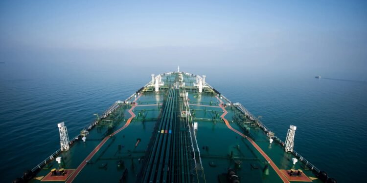 Irã atinge 7 navios e ameaça EUA no Oriente, enquanto Rússia ataca refinaria da Ucrânia