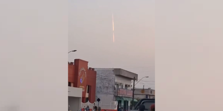 O que pode ser? Objeto luminoso cruza o céu de Maués e intriga moradores