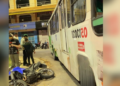 Passageira tem perna esmagada após colisão entre moto e ônibus em Manaus