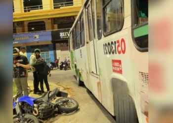 Passageira tem perna esmagada após colisão entre moto e ônibus em Manaus
