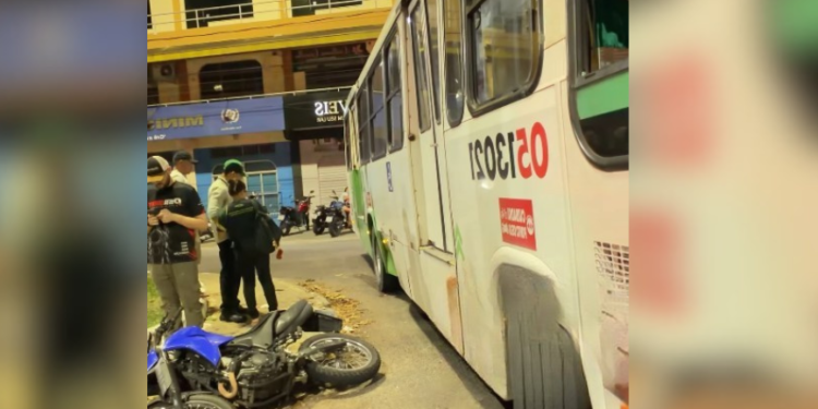 Passageira tem perna esmagada após colisão entre moto e ônibus em Manaus