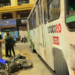 Passageira tem perna esmagada após colisão entre moto e ônibus em Manaus