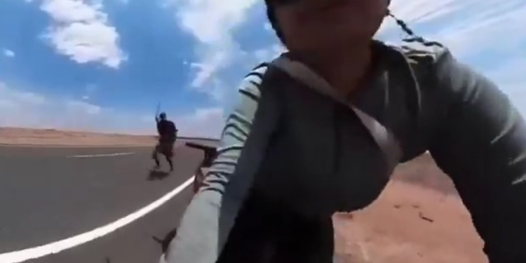Ciclista vive momentos de tensão ao ser perseguida por homem armado com facão no Quênia; VEJA