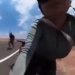 Ciclista vive momentos de tensão ao ser perseguida por homem armado com facão no Quênia; VEJA