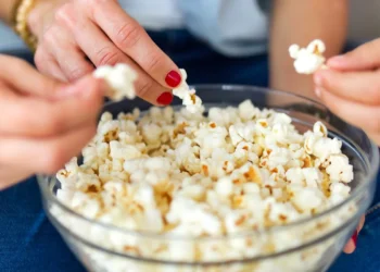 Chef ensina truque com água para fazer pipoca e estourar todos os milhos