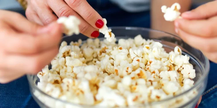 Chef ensina truque com água para fazer pipoca e estourar todos os milhos