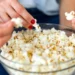 Chef ensina truque com água para fazer pipoca e estourar todos os milhos