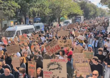 Mais de 250 mil pessoas foram às ruas em diferentes cidades do país nesta terça-feira (6), em manifestações contra as condições das escolas