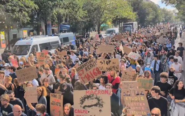 Mais de 250 mil pessoas foram às ruas em diferentes cidades do país nesta terça-feira (6), em manifestações contra as condições das escolas