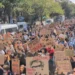 Mais de 250 mil pessoas foram às ruas em diferentes cidades do país nesta terça-feira (6), em manifestações contra as condições das escolas