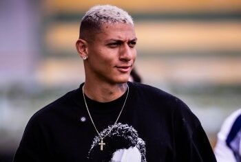 PF vai apurar disputa por ilha atribuída a Richarlison em investigação que envolve Flávio Bolsonaro
