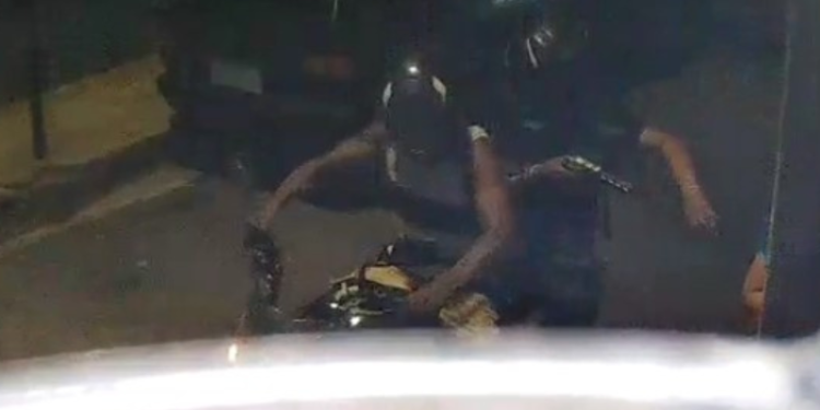 Mulher tem celular roubado por dupla armada em moto em Manaus