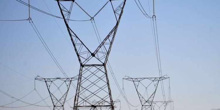 Distribuidoras têm até 30 de outubro para confirmar demanda de energia em leilões de 2026