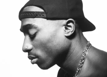 Justiça dos EUA impõe pena que pode manter ex-chefe de gangue preso até o fim da vida por morte de Tupac